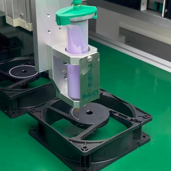 气压驱动,接触式点胶,结构简单、成本低,几乎能适配所有类型的胶水